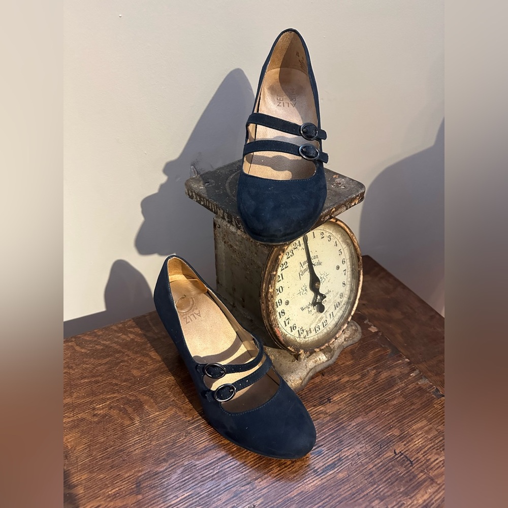 Dark Navy Retro Looking Naturalizers